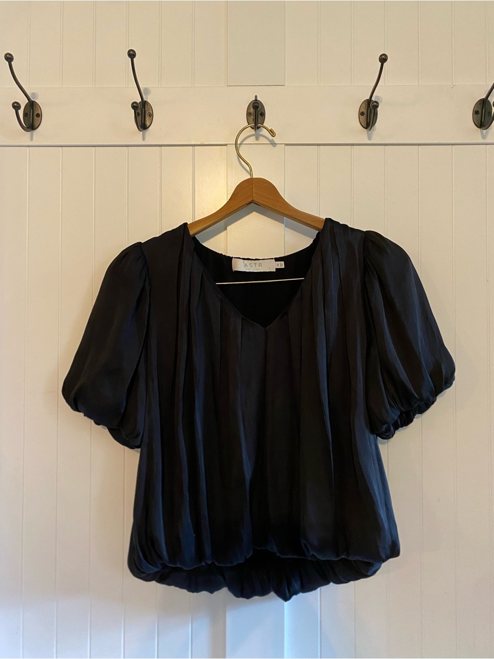 Astr Black Puff-Sleeve V-Neck Blouse
